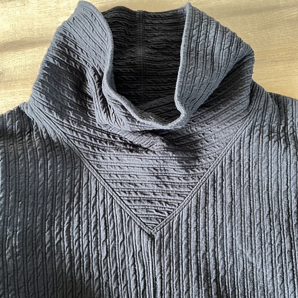 Lulu lemon sweater - Picture 4 of 4